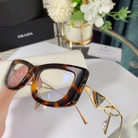 PRADA*SPR14Y в сочетании с новыми жемчужными серьгами этого года 