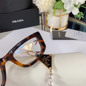 PRADA*SPR14Y в сочетании с новыми жемчужными серьгами этого года 
