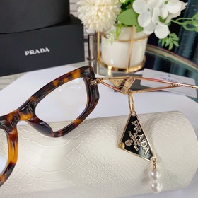 PRADA*SPR14Y в сочетании с новыми жемчужными серьгами этого года 