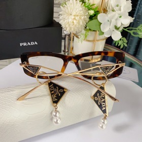 PRADA*SPR14Y в сочетании с новыми жемчужными серьгами этого года 
