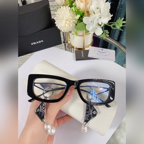 PRADA*SPR14Y в сочетании с новыми жемчужными серьгами этого года 