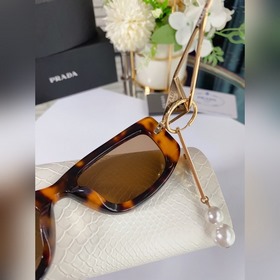 PRADA*SPR14Y в сочетании с новыми жемчужными серьгами этого года 