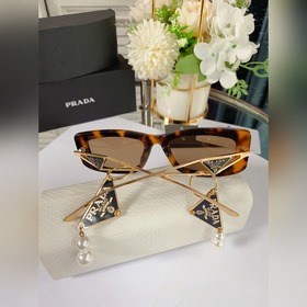 PRADA*SPR14Y в сочетании с новыми жемчужными серьгами этого года 