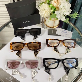 PRADA*SPR14Y в сочетании с новыми жемчужными серьгами этого года 