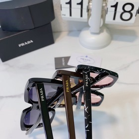 2023 год, первая премьера новой модели PRADA, модель SPR23Zs, раз