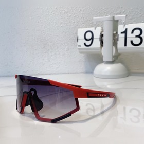 Prada, модель SPS04W, оригинальная форма, фирменный красный логот