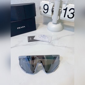 Prada, модель SPS04W, оригинальная форма, фирменный красный логот