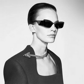 Цепочка Prada с треугольным логотипом