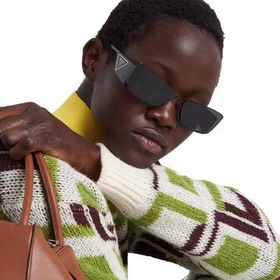 Цепочка Prada с треугольным логотипом