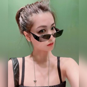 Цепочка Prada с треугольным логотипом