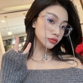 Модель PRADA с треугольной цепочкой SPR18WF Цепочка оплачивается 
