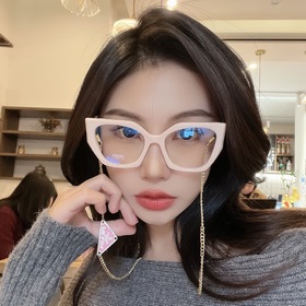 Модель PRADA с треугольной цепочкой SPR18WF Цепочка оплачивается 