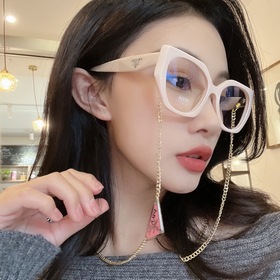 Модель PRADA с треугольной цепочкой SPR18WF Цепочка оплачивается 