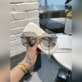 Prada Солнцезащитные очки Prada Серебристо-серые Подвеска с ки