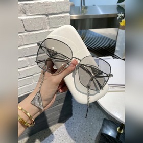 Prada Солнцезащитные очки Prada Серебристо-серые Подвеска с ки