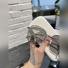 Prada Солнцезащитные очки Prada Серебристо-серые Подвеска с ки