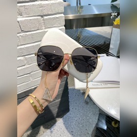 Prada Солнцезащитные очки Prada с подвеской из бриллиантов Модел