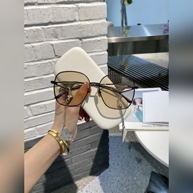 Prada Солнцезащитные очки Prada с подвеской из бриллиантов Модел